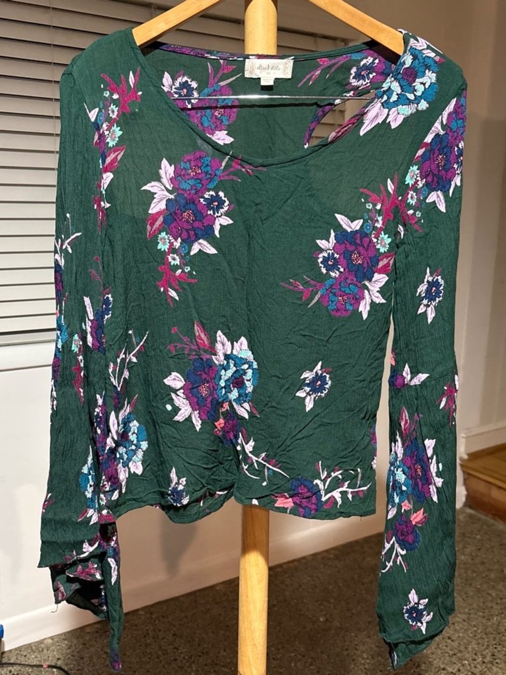 Altar'd State Green Flower Print Bell
Sleeve Blouse Size XS
